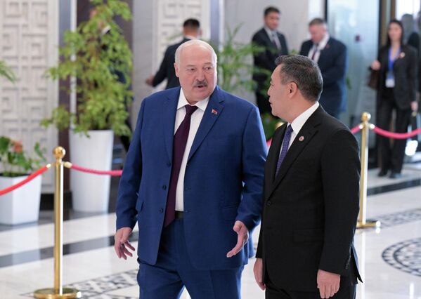 Беларусь президенти Александр Лукашенко менен Садыр Жапаров жыйын алдында - Sputnik Кыргызстан