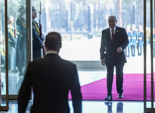 Владимир Путин менен Садыр Жапаров ЖККУга мүчө мамлекеттердин башчыларын тосуп алуу аземинде. Россия лидерин унаадан түшкөндө КР ТИМ башчысы тосуп алды. - Sputnik Кыргызстан