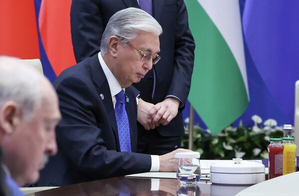 Казакстандын президенти Касым-Жомарт Токаев ЖККУнун Жамааттык коопсуздук кеңешинин жыйынында документтерге кол коюу учурунда - Sputnik Кыргызстан