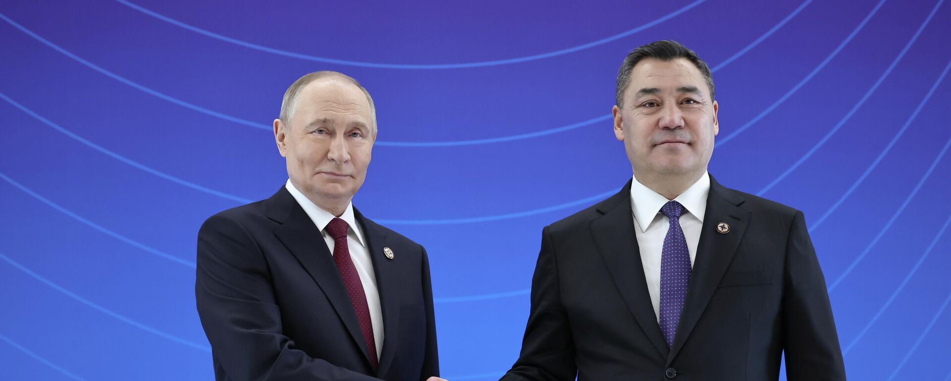 Президент России Владимир Путин с кыргызстанским коллегой Садыром Жапаровым - Sputnik Кыргызстан, 1920, 27.11.2025