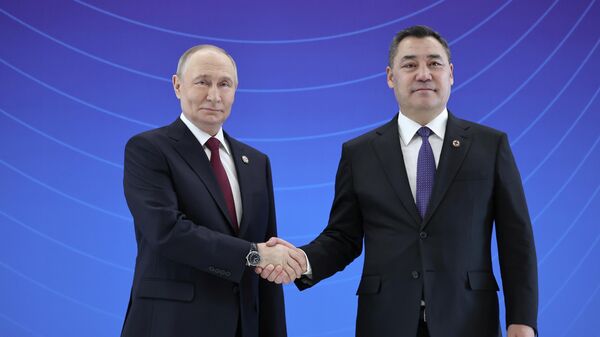 Президент России Владимир Путин с кыргызстанским коллегой Садыром Жапаровым - Sputnik Кыргызстан