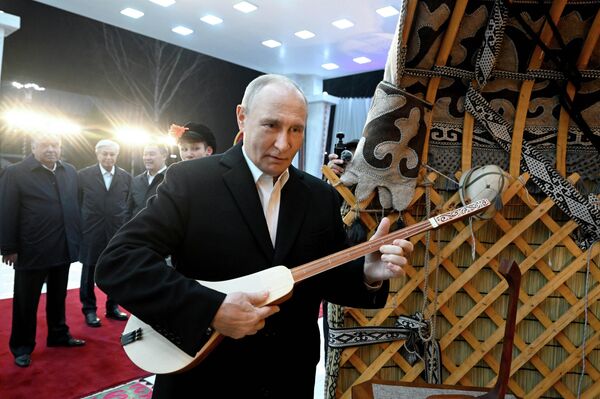 Владимир Путин в Бишкеке попытался сыграть на комузе - Sputnik Кыргызстан