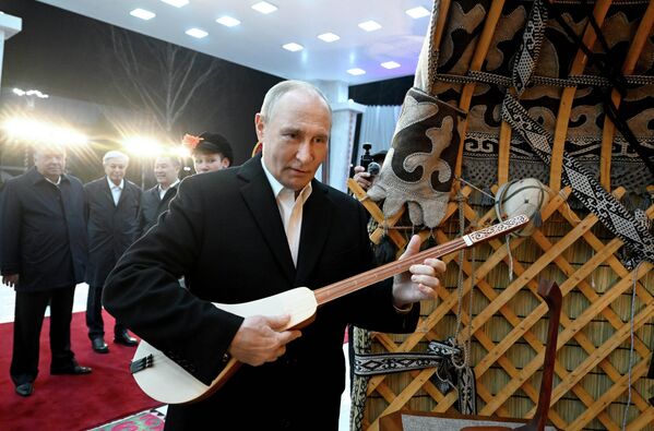 Владимир Путин "Кыргыз айылын" кыдырганда комуз черткенге аракет кылды. Ал эми аэропорттон көчмөндөрдүн турак жайы тууралуу угуп жатканда боз үйү бар экенин айтты. - Sputnik Кыргызстан