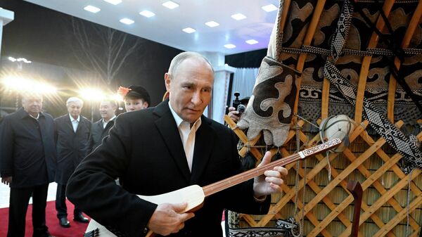 РФ лидери Владимир Путин комуздан  чертүүгө аракет кылды.  - Sputnik Кыргызстан