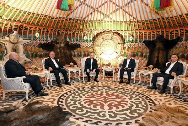 Садыр Жапаров ЖККУ өлкөлөрүнүн лидерлерине колго кийизден жасалган паннолорду жана музыкалык аспаптарды белекке берди.Сүрөттө ЖККУга мүчө өлкөлөрдүн лидерлери: Александр Лукашенко, Эмомали Рахмон, Владимир Путин, Касым-Жомарт Токаев жана Садыр Жапаров. - Sputnik Кыргызстан