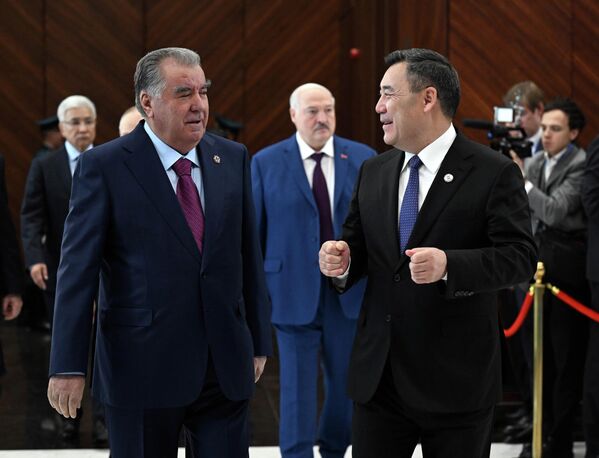 Тажикстандын президенти Эмомали Рахмон менен Садыр Жапаров ЖККУнун жыйынынын алдында - Sputnik Кыргызстан