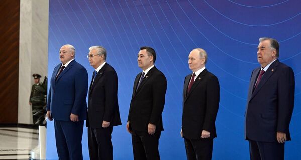 "Ала-Арча" мамлекеттик резиденциясында ЖККУга мүчө мамлекеттердин башчыларынын сүрөткө түшүү аземи - Sputnik Кыргызстан