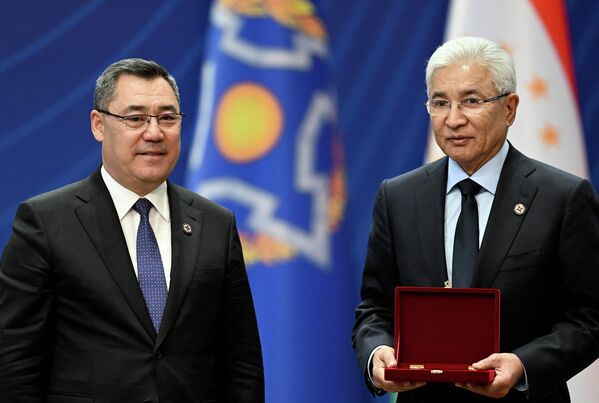 Садыр Жапаров ЖККУнун баш катчысы кызматынан кетип жаткан Имангали Тасмагамбетовго уюмдун Ардак белгисин тапшырды. Ал анын жемиштүү эмгегин жана уюмдун өнүгүшүнө кошкон зор салымын белгиледи. 1-январдан тарта бул кызматка Кыргызстандын өкүлү Таалатбек Масадыков дайындалат. - Sputnik Кыргызстан