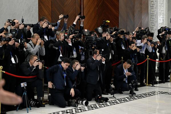 ЖККУ саммитинин ишин Россия, Казакстан, Тажикстан, Беларусь, Түркия, Кытай жана башка өлкөлөрдөн келген 250дөн ашык журналист чагылдырды. - Sputnik Кыргызстан