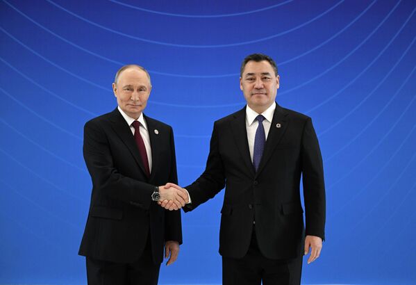 ЖККУнун төрагалыгы Кыргызстандан Россияга өттү. Сүрөттө Садыр Жапаров менен Владимир Путин. - Sputnik Кыргызстан
