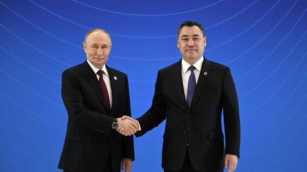 Президены России и Кыргызстана Владимир Путин и Садыр Жапаров. - Sputnik Кыргызстан