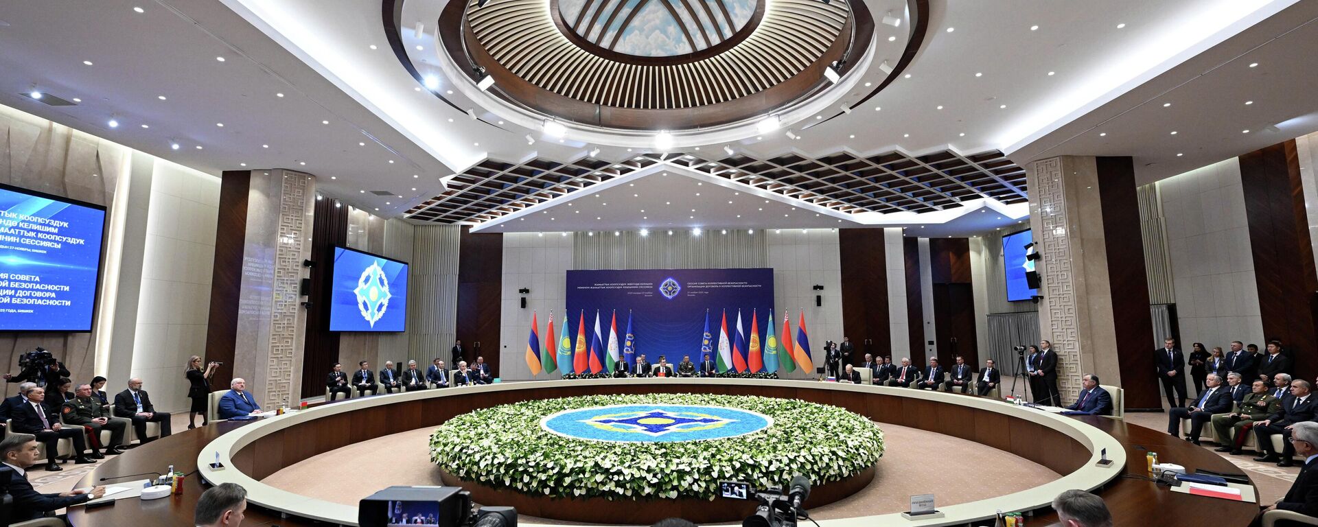 Бишкекте беш өлкөнүн президенттеринин катышуусунда ЖККУнун саммити - Sputnik Кыргызстан, 1920, 03.01.2026