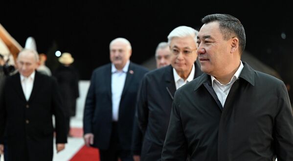 Мамлекет башчыларына жолугушуунун алдында Бишкектеги "Ала-Арча" мамлекеттик резиденциясында кыскача этномаданий программа тартууланган - Sputnik Кыргызстан