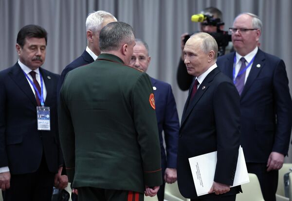 Россия лидери Владимир Путин, Беларустун коргоо министри Виктор Хренин жана РФтин коргоо министри Андрей Белоусов ЖККУнун Жамааттык коопсуздук кеңешинин кеңейтилген курамдагы отурумунан кийин - Sputnik Кыргызстан