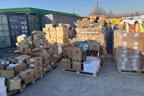 На складах в Бишкеке были обнаружены крупные партии фальсифицированной продукции, на основании чего инициирована государственная экологическая экспертиза. В настоящее время проводится ликвидация просроченного товара. - Sputnik Кыргызстан