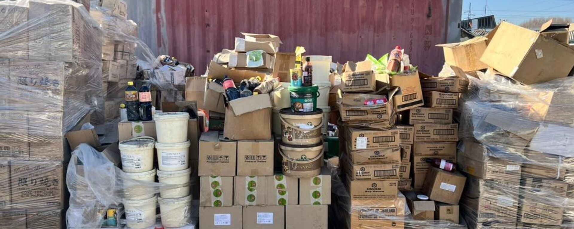 УКМК эскирген азык-түлүк саткан дүкөндөрдүн товарын жок кылууда УКМК эскирген азык-түлүк саткан дүкөндөрдүн товарын жок кылууда - Sputnik Кыргызстан, 1920, 28.11.2025