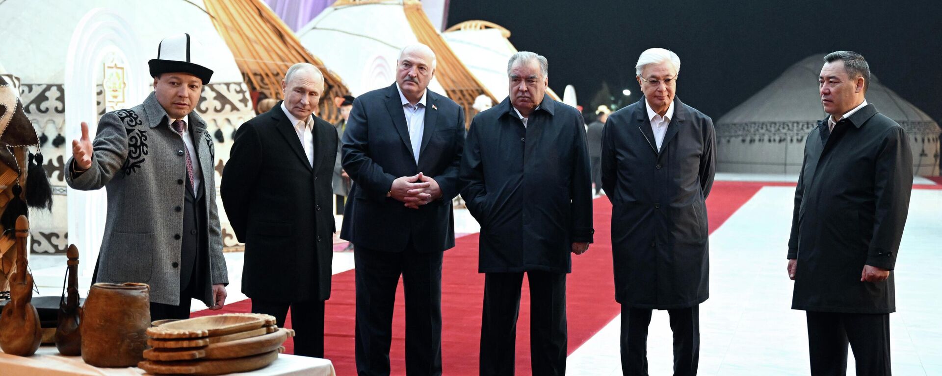 Лидеры стран – участниц ОДКБ Александр Лукашенко, Эмомали Рахмон, Владимир Путин, Касым-Жомарт Токаев и Садыр Жапаров в госрезиденции Ала-Арча - Sputnik Кыргызстан, 1920, 27.11.2025