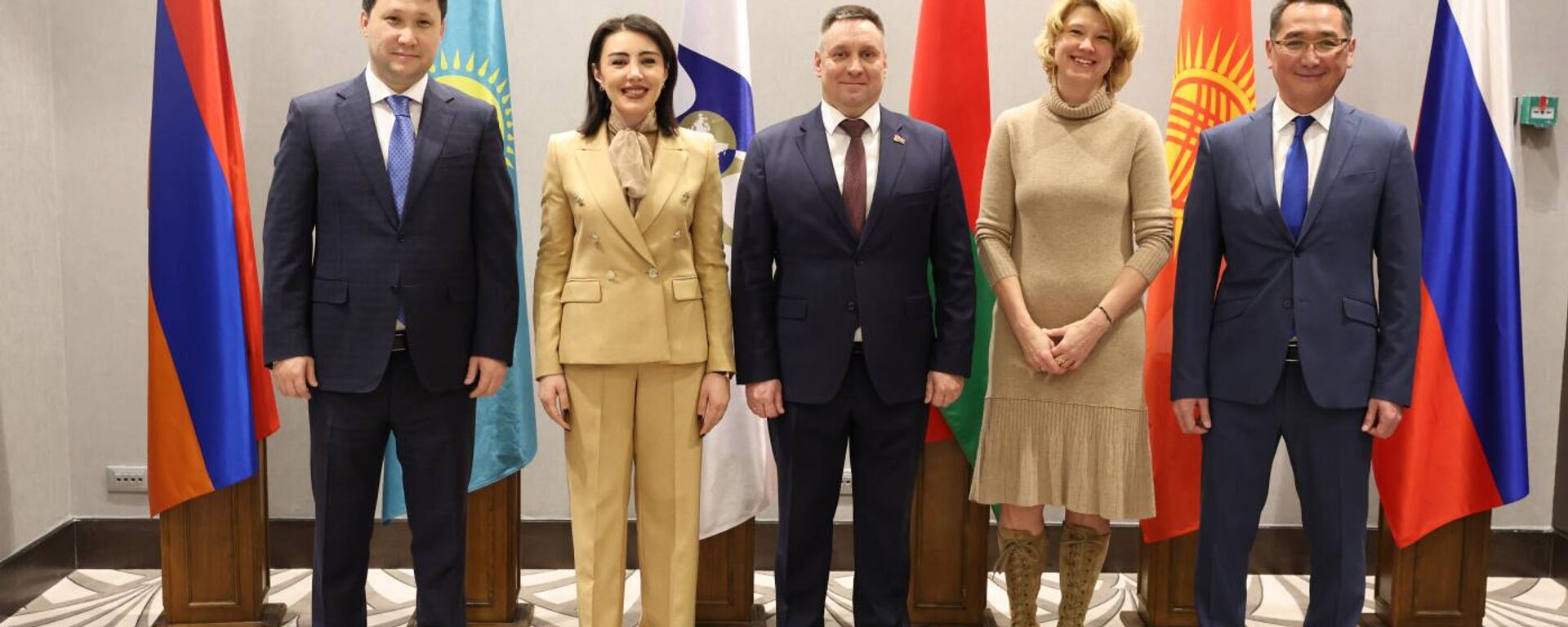 ЕЭК министри өлкөнүн өнөр жайынын артыкчылыктуу тармактарын белгиледи - Sputnik Кыргызстан, 1920, 27.11.2025