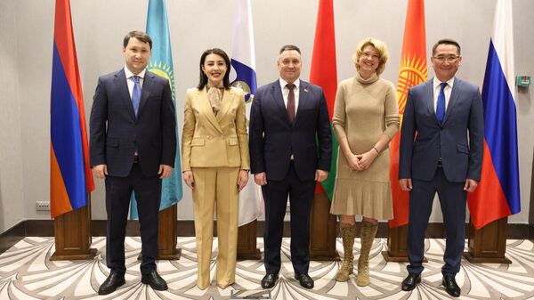 ЕЭК министри өлкөнүн өнөр жайынын артыкчылыктуу тармактарын белгиледи - Sputnik Кыргызстан