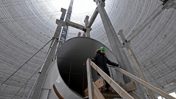 Рабочая в строящейся градирне атомной электростанции. Архивное фото - Sputnik Кыргызстан
