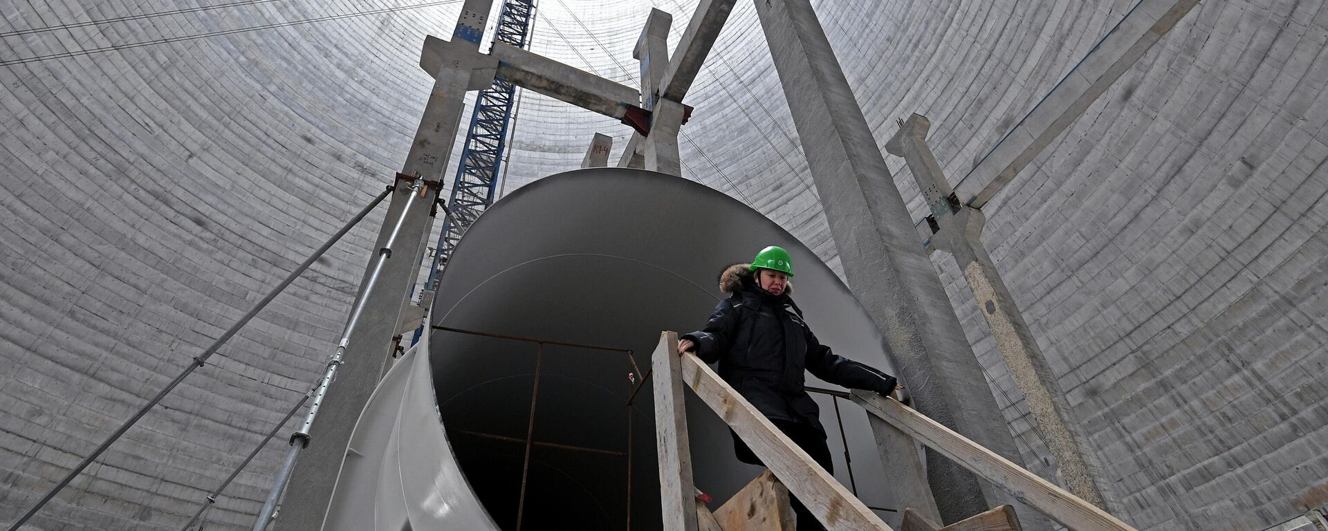 Рабочая в строящейся градирне атомной электростанции. Архивное фото - Sputnik Кыргызстан, 1920, 27.11.2025