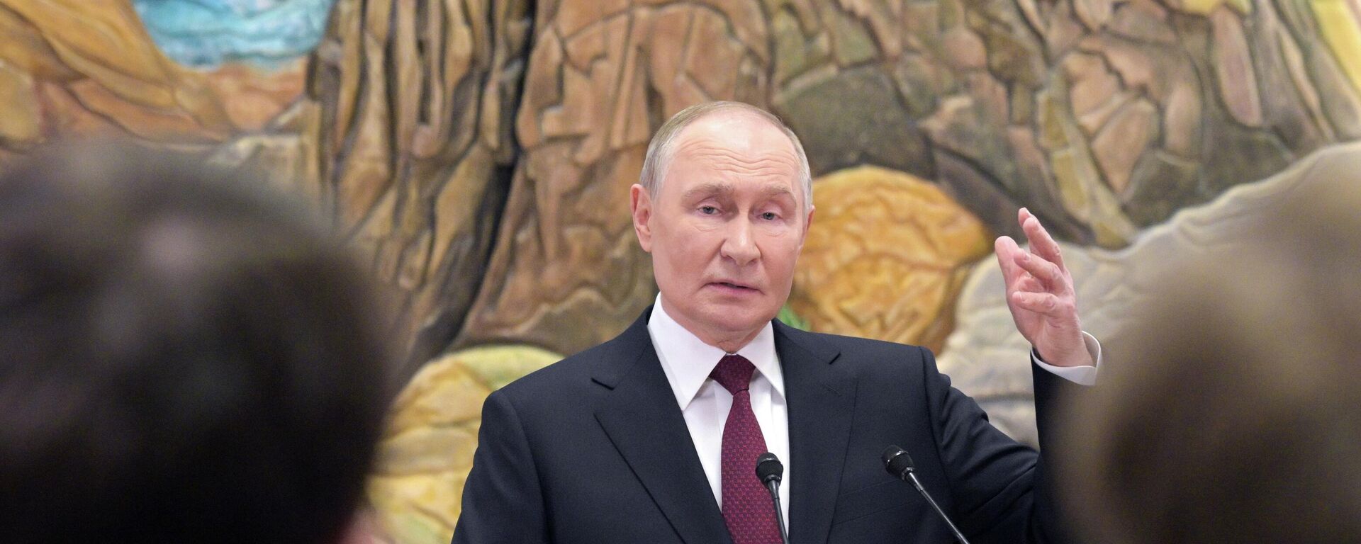 Президент РФ Владимир Путин на пресс-конференции по итогам государственного визита в Кыргызстан - Sputnik Кыргызстан, 1920, 27.11.2025