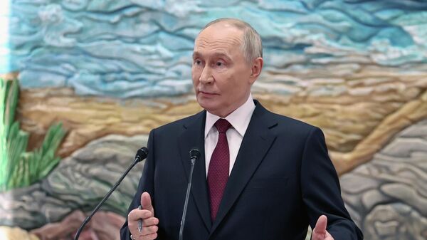 Президент РФ Владимир Путин во время подхода к представителям российских СМИ - Sputnik Кыргызстан