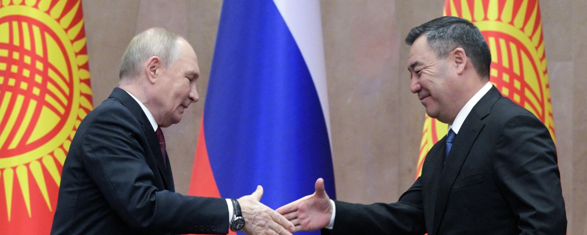 Россия лидери Владимир Путин жана КР президенти Садыр Жапаров. Архивдик сүрөт - Sputnik Кыргызстан, 1920, 06.12.2025