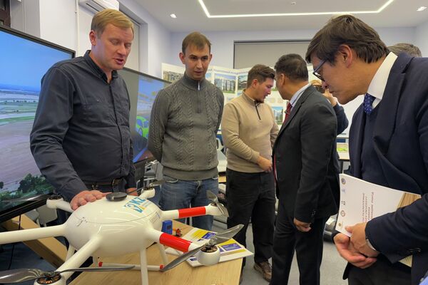 Министрлер кабинетинин төрага орун басары Эдил Байсалов башында турган кыргызстандык делегация социалдык реформаларды ишке ашыруу боюнча казак тараптын тажрыйбасы менен таанышып жүргөнүн өкмөттөн билдиришти - Sputnik Кыргызстан