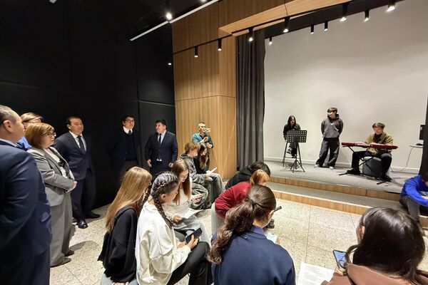 &quot;Казакстан акыркы жылдары масштабдуу өзгөрүүлөрдү ишке ашырды. Бул сапар бизге ылайыкташтырып колдонула турган чечимдерди көрүүгө мүмкүндүк берет. Боордоштордун тажрыйбасы биз үчүн чоң мааниге ээ жана баарын жеринде көрүүгө мүмкүнчүлүк түзүп бергениңиздер үчүн ыраазыбыз&quot;, — деген Байсалов. - Sputnik Кыргызстан