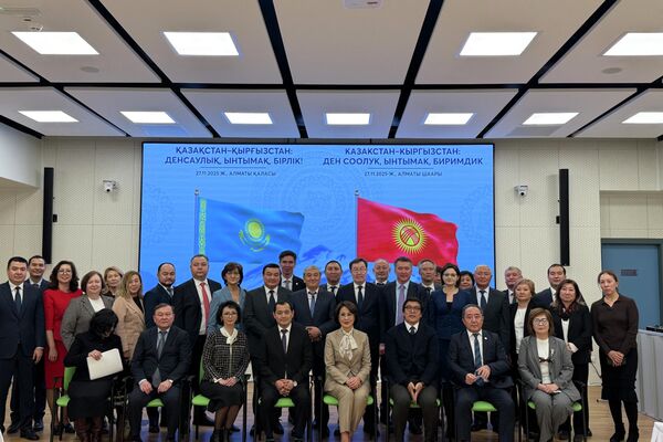 Белгилей кетсек, кыргызстандык делегациянын курамына президенттик администрациясынын өкүлдөрү, министрликтердин, ведомстволордун жана жергиликтүү өз алдынча башкаруу органдарынын жетекчилери кирген - Sputnik Кыргызстан