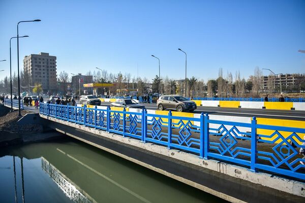 Ауэзов көчөсүндөгү көпүрө реконструкцияланып, пайдаланууга берилди - Sputnik Кыргызстан