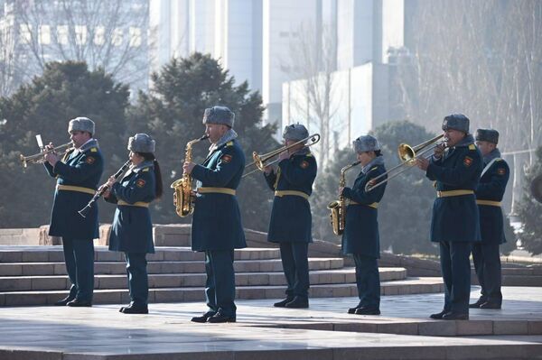 Представители миссии, депутаты и сенаторы стран — участниц СНГ почтили память героев, павших в годы Великой Отечественной войны - Sputnik Кыргызстан