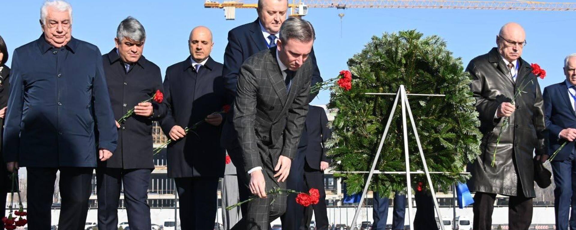 Церемония возложения цветов к Мемориалу Победы в рамках визита миссии международных наблюдателей МПА СНГ - Sputnik Кыргызстан, 1920, 29.11.2025