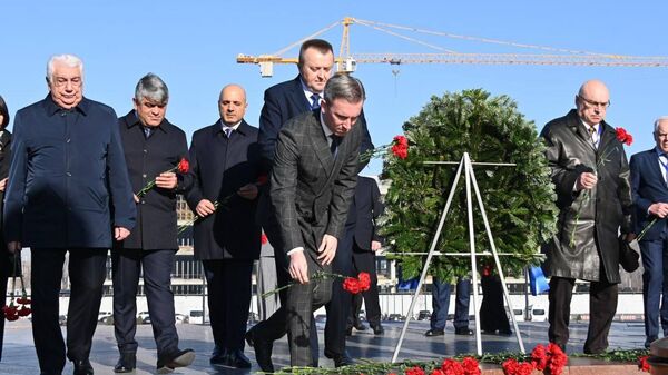 Церемония возложения цветов к Мемориалу Победы в рамках визита миссии международных наблюдателей МПА СНГ - Sputnik Кыргызстан