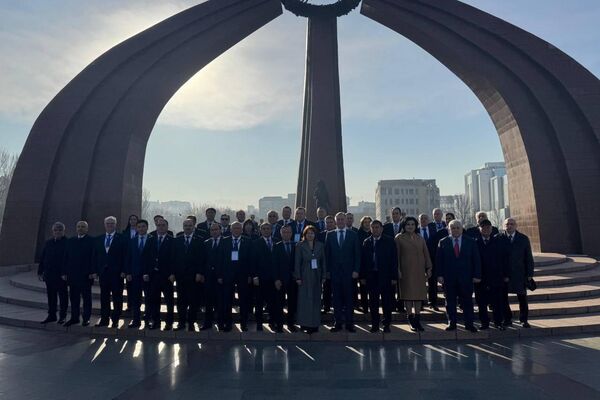 Парламентарии стран Содружества возложили цветы к мемориалу Победы в Бишкеке - Sputnik Кыргызстан