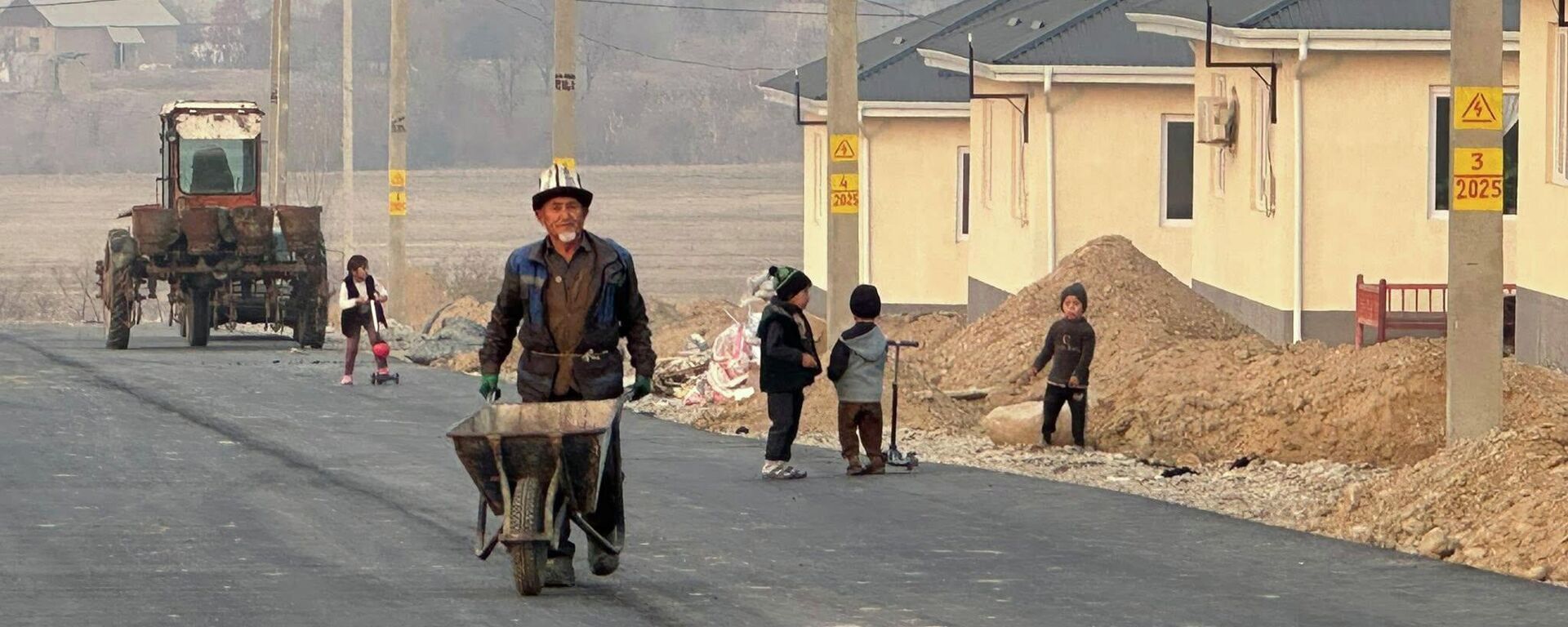 Завершение переселения жителей приграничных сел в Баткенской области - Sputnik Кыргызстан, 1920, 30.11.2025