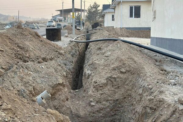 Алар үчүн Баткен районунун Бужум айылына караштуу Чет-Булак участкасына 181 турак үйдөн турган Жаңы Достук айылы түптөлгөн - Sputnik Кыргызстан