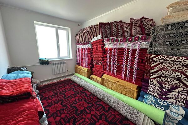 Маалыматка караганда, алар үчүн Раззаков айылына 60, Максат айылына 16 турак жай курулган - Sputnik Кыргызстан