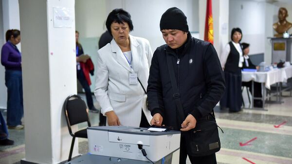 Мужчина голосует на избирательном участке во время выборов депутатов Жогорку Кенеша - Sputnik Кыргызстан