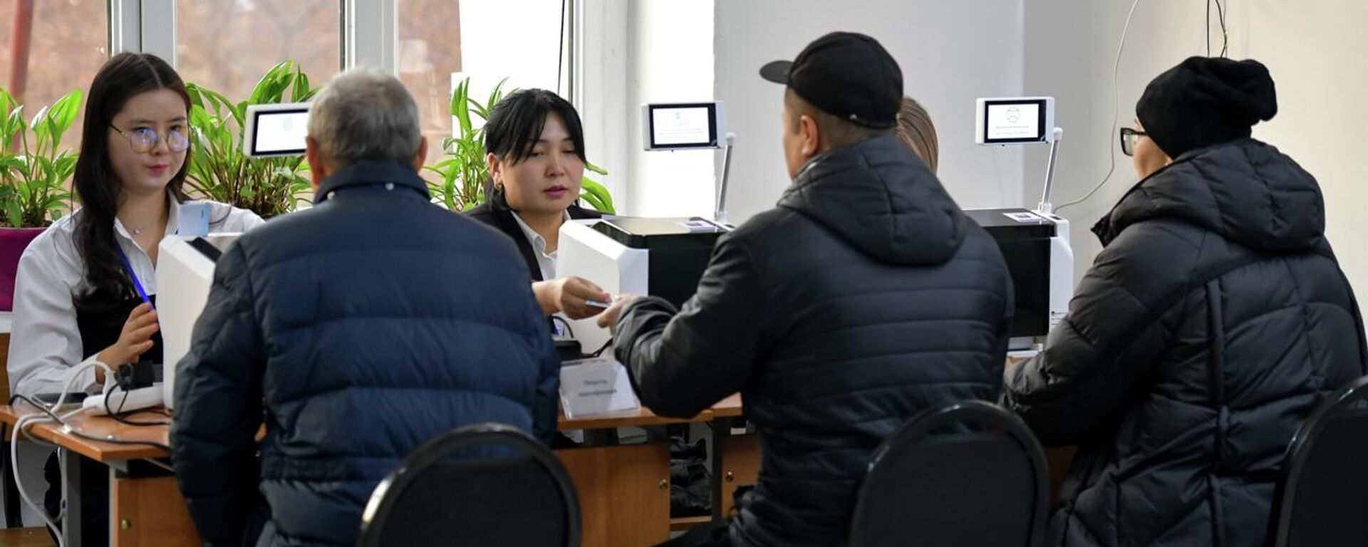 Люди проходят идентификацию на одном из избирательных участков в Бишкеке - Sputnik Кыргызстан, 1920, 30.11.2025