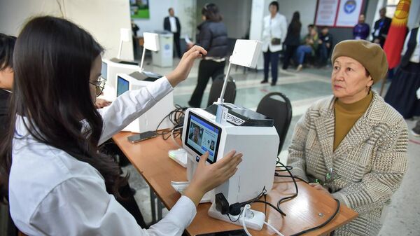 Бишкектеги шайлоо участогунда добуш берүү - Sputnik Кыргызстан