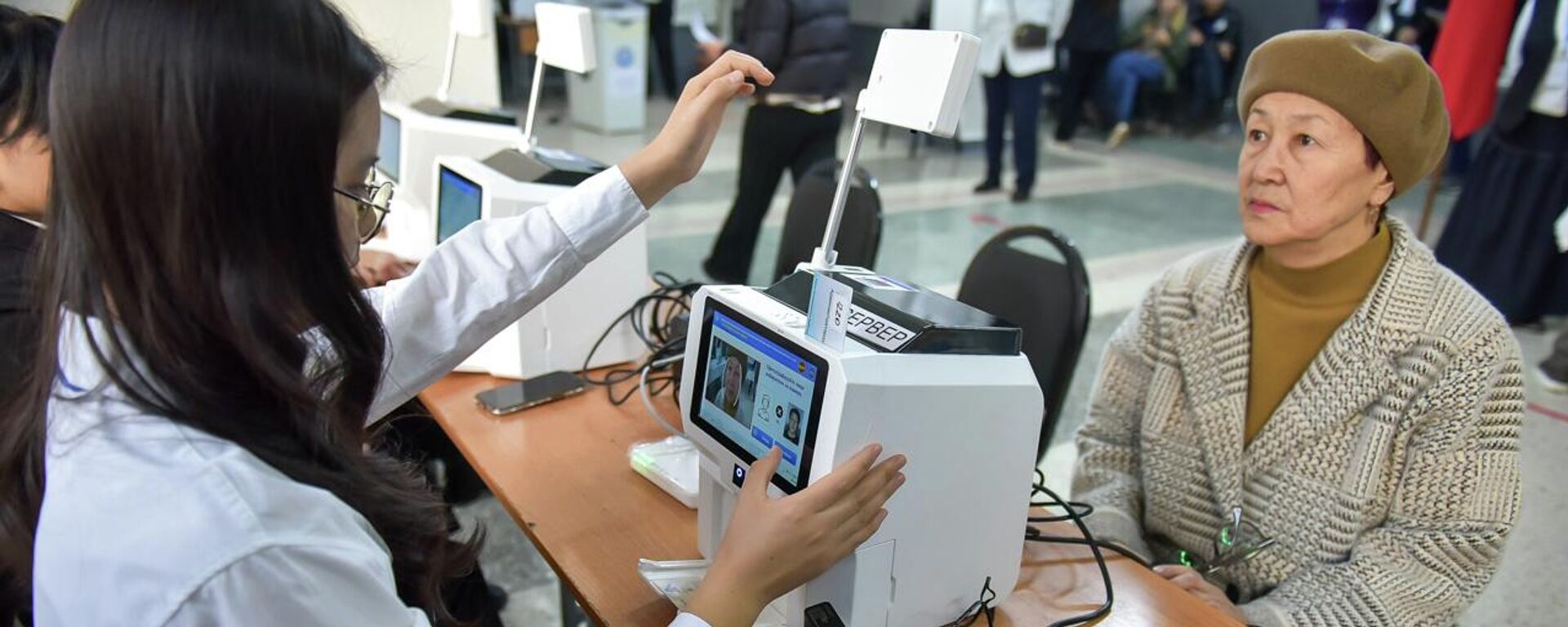 Бишкектеги шайлоо участогунда добуш берүү - Sputnik Кыргызстан, 1920, 30.11.2025