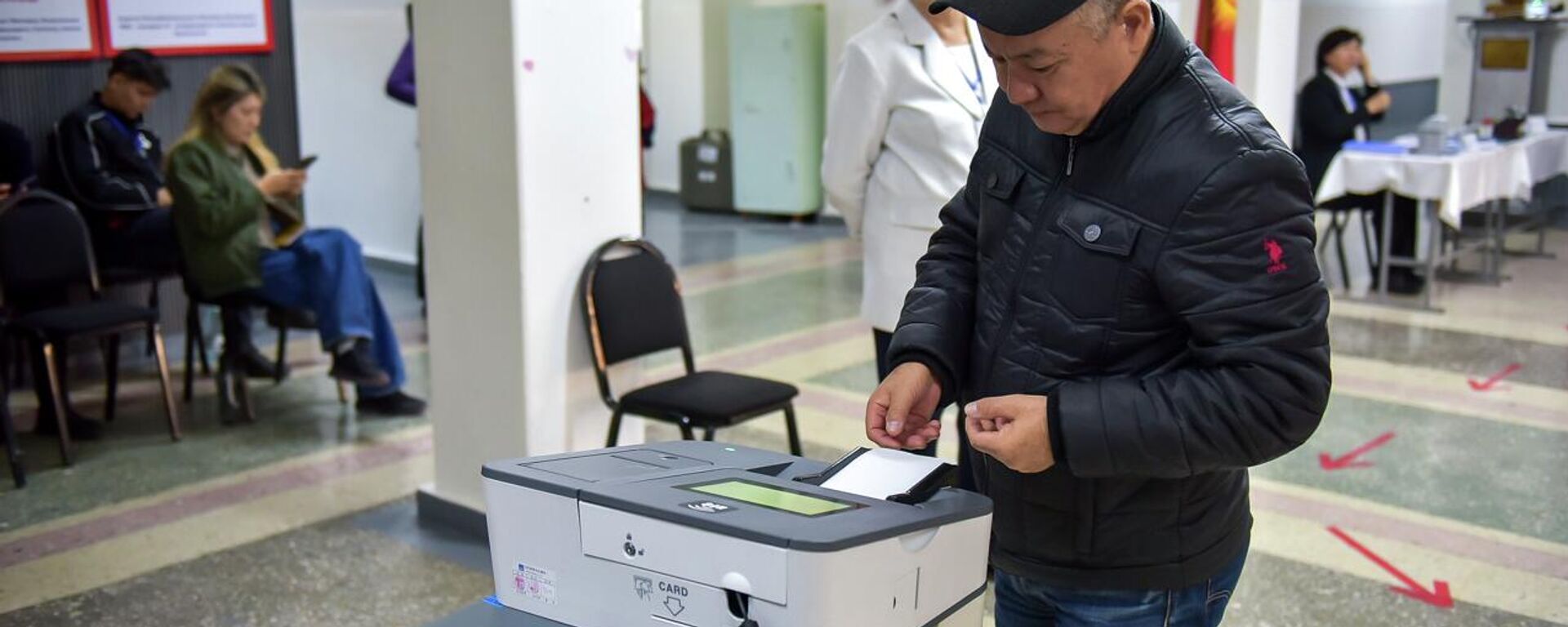 Бишкектеги шайлоо участогунда добуш берип жаткан киши - Sputnik Кыргызстан, 1920, 30.11.2025