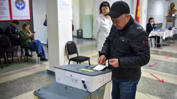 Бишкектеги шайлоо участогунда добуш берип жаткан киши - Sputnik Кыргызстан