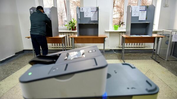 Мужчина голосует на избирательном участке во время выборов депутатов Жогорку Кенеша - Sputnik Кыргызстан