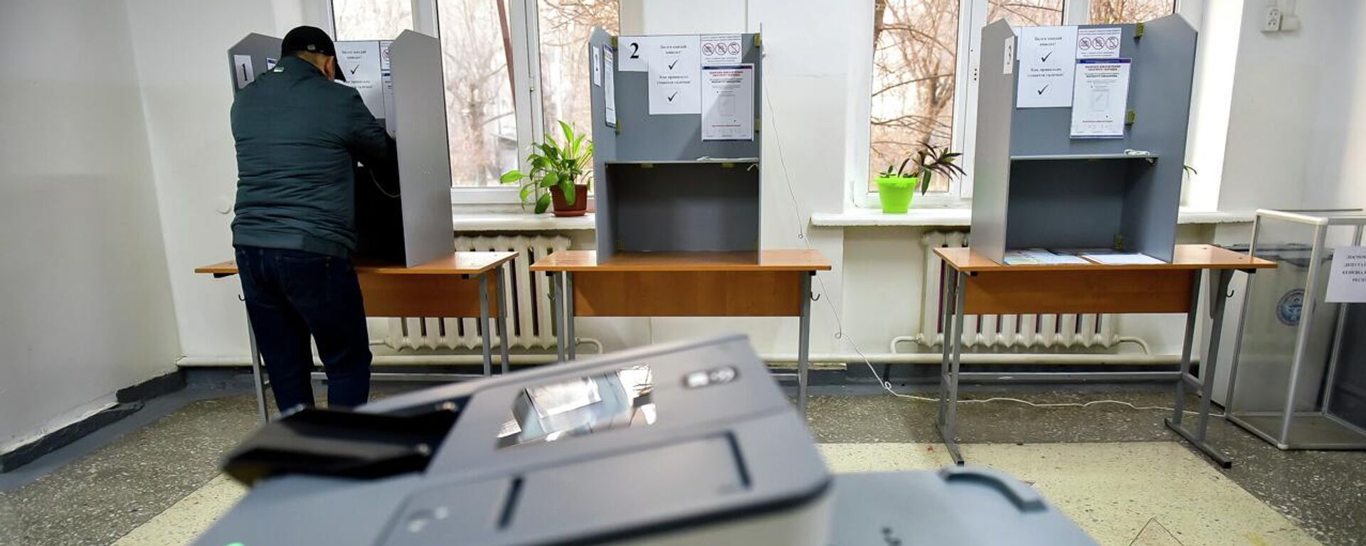 Мужчина голосует на избирательном участке во время выборов депутатов Жогорку Кенеша - Sputnik Кыргызстан, 1920, 30.11.2025