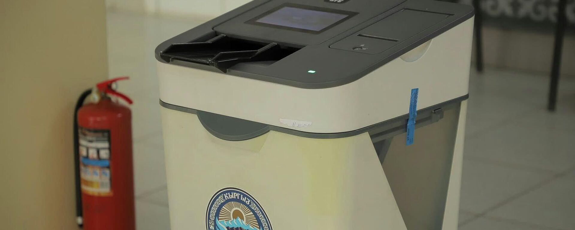 Өлкөдөгү шайлоо участогундагы добуш берүү урнасы - Sputnik Кыргызстан, 1920, 30.11.2025