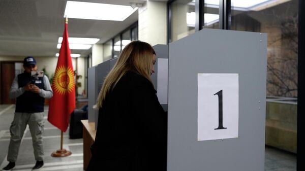 Девушка голосует на избирательном участке во время выборов депутатов Жогорку Кенеша - Sputnik Кыргызстан