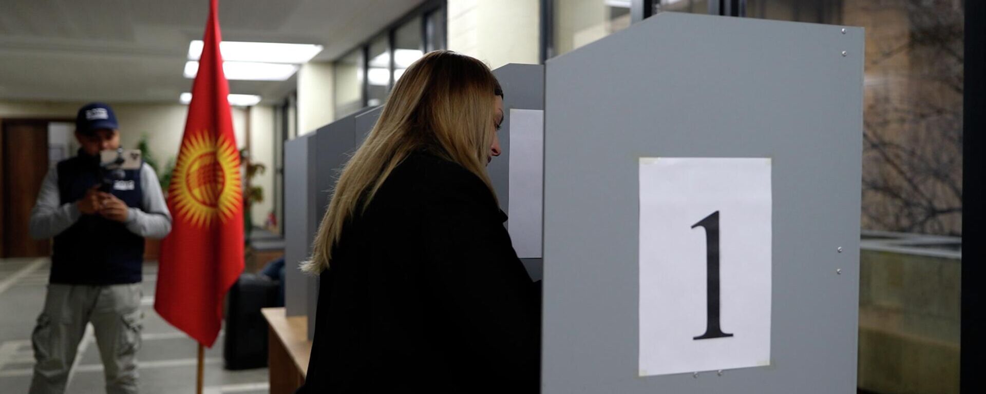 Девушка голосует на избирательном участке во время выборов депутатов Жогорку Кенеша - Sputnik Кыргызстан, 1920, 30.11.2025